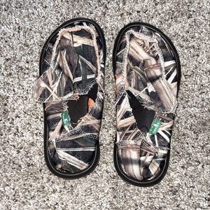 Kids camo Sanuk size 11